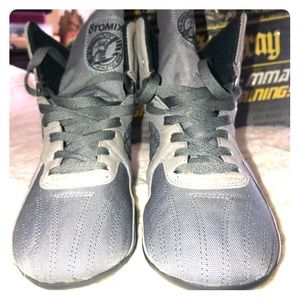 Otomix grey stingray lifting shoe